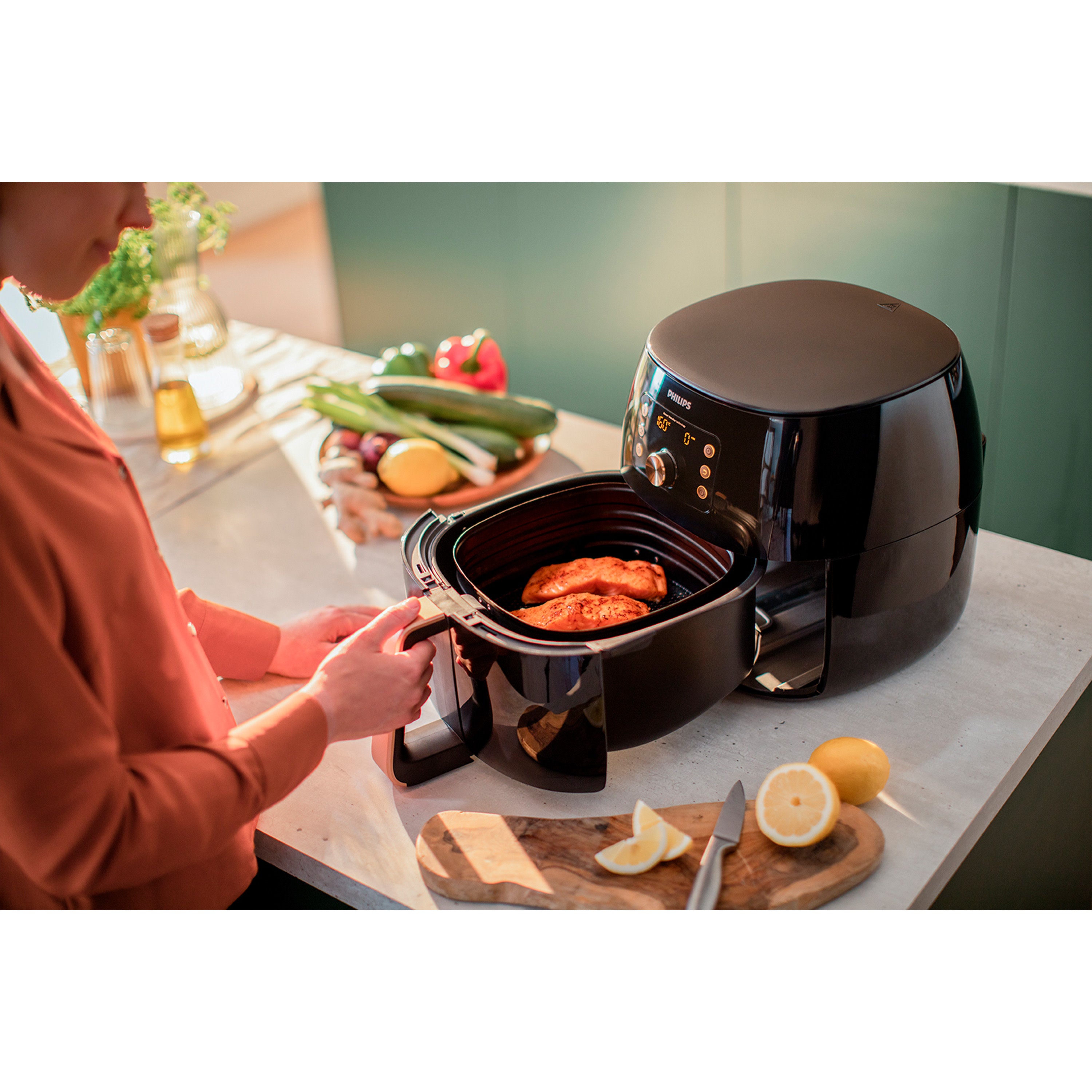 Philips Airfryer cooking salamon.