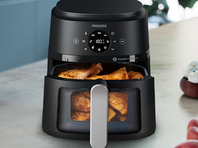 Philips Airfryer 2000 Series cooking chicken. 