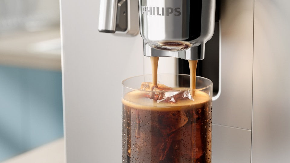 Philip Cafe Aromis coffee machine making an ice coffee.